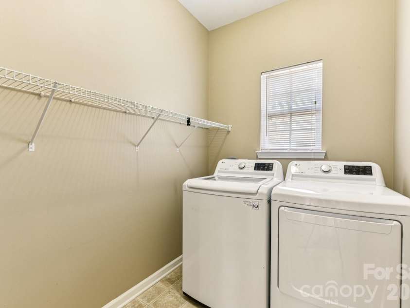 2632 Windsor Chase Drive, Matthews, NC 28105.  MLS# CAR4304091, YatesRealty ID 24879. Laundry on main level
