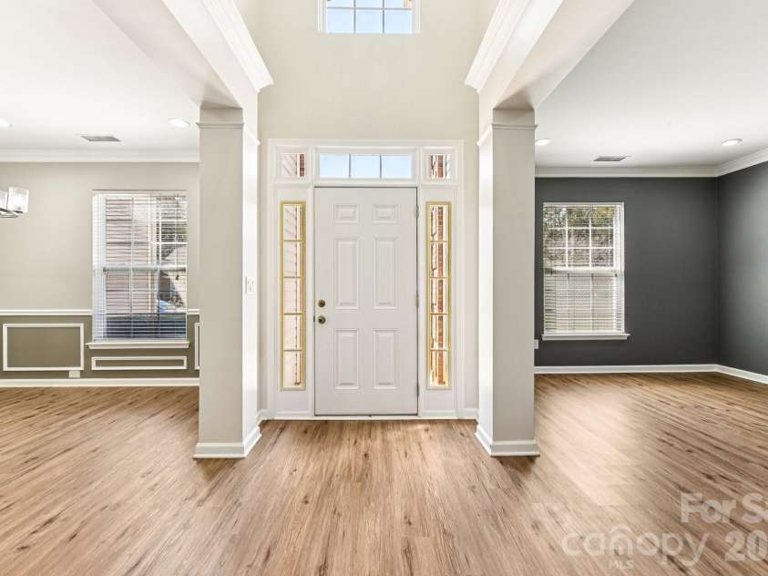 2632 Windsor Chase Drive, Matthews, NC 28105.  MLS# CAR4304091, YatesRealty ID 24879. Open foyer