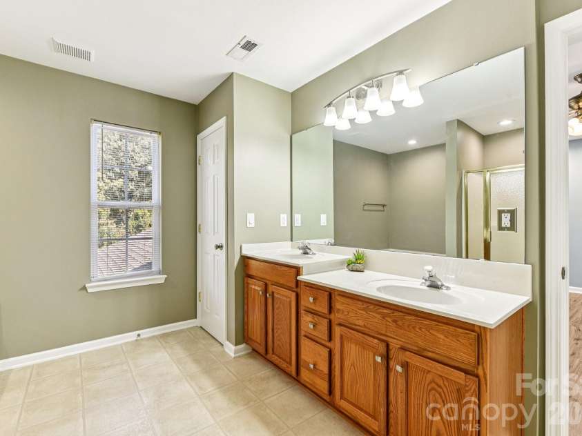 2632 Windsor Chase Drive, Matthews, NC 28105.  MLS# CAR4304091, YatesRealty ID 24879. Primary Bath