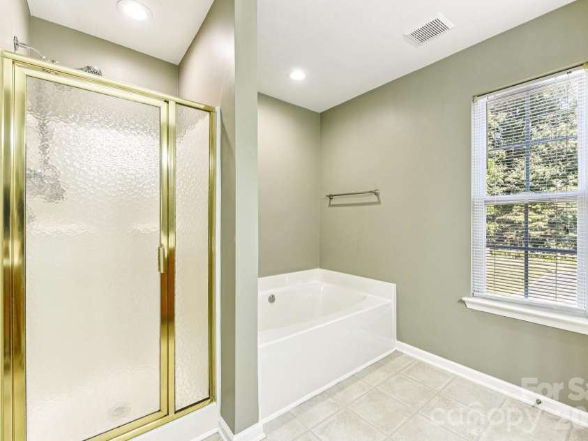 2632 Windsor Chase Drive, Matthews, NC 28105.  MLS# CAR4304091, YatesRealty ID 24879. Primary Shower & Tub