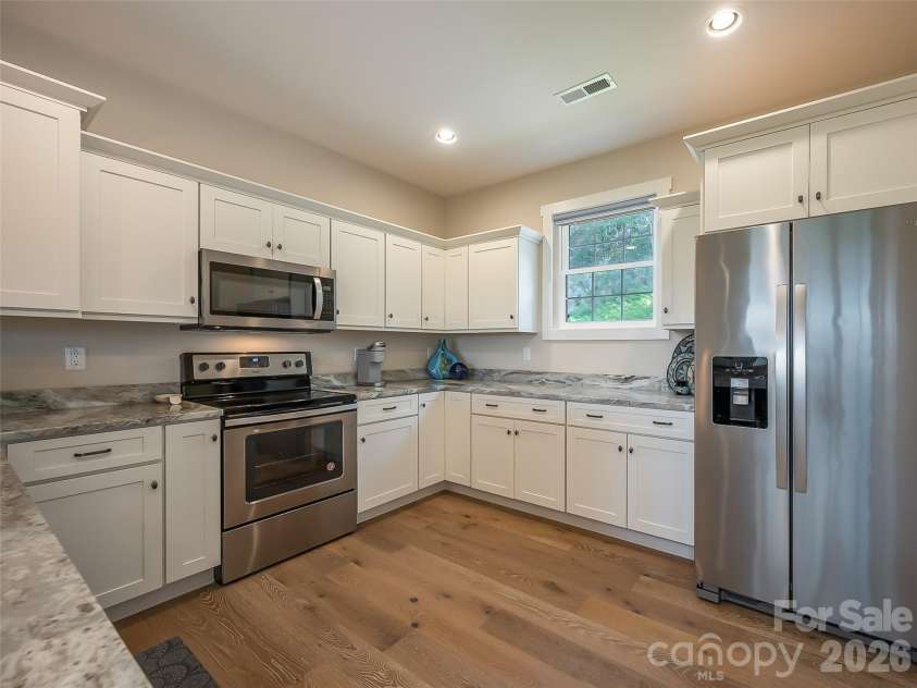 146 Red Hawk Knoll, Lake Lure, NC 28746.  MLS# CAR4334221, YatesRealty ID 2488. Large with stainless steel appliances