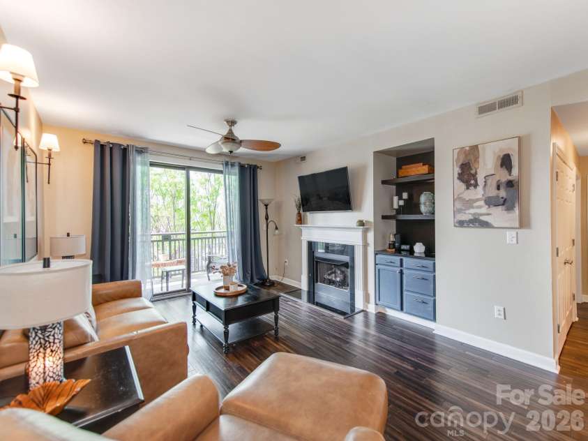718 Trade Street, Charlotte, NC 28202.  MLS# CAR4279117, YatesRealty ID 2488. Lots of natural light throughout 