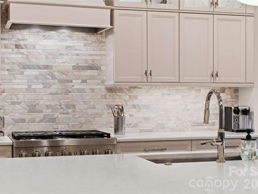 1016 Thatcher Way, Fort Mill, SC 29715.  MLS# CAR4337536, YatesRealty ID 24880. Modern Backsplash, Gas Range