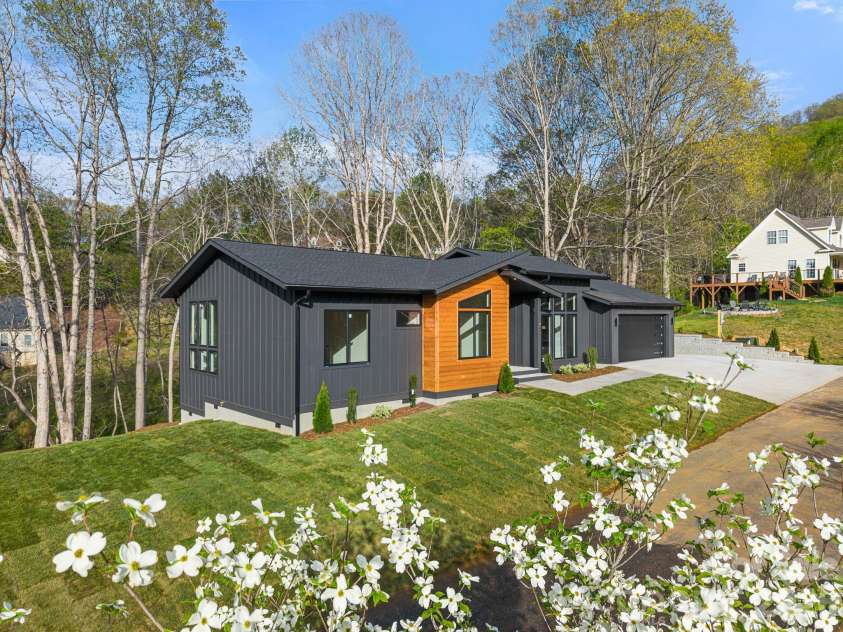 28 Lauren Lane, Candler, NC 28715.  MLS# CAR4365206, YatesRealty ID 24882. 