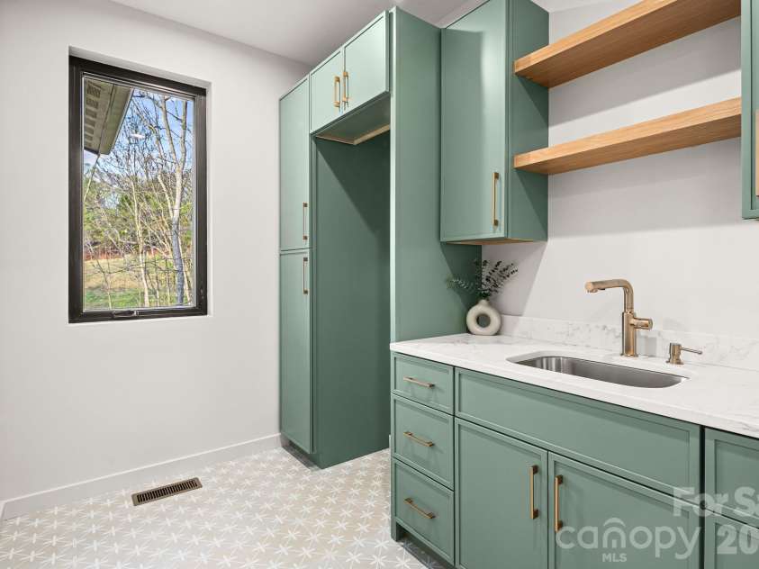 28 Lauren Lane, Candler, NC 28715.  MLS# CAR4365206, YatesRealty ID 24882. 