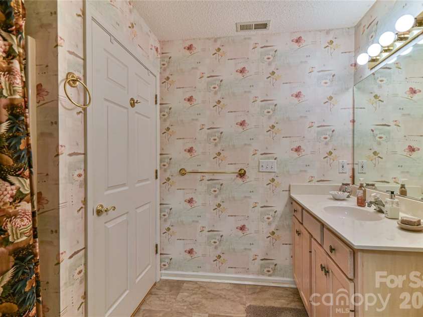13 Silver Place, Black Mountain, NC 28711.  MLS# CAR4382808, YatesRealty ID 24890. Full Bathroom # 2