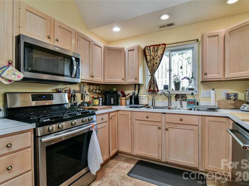 13 Silver Place, Black Mountain, NC 28711.  MLS# CAR4382808, YatesRealty ID 24890. Natural Gas Range and Super Duper Dishwasher