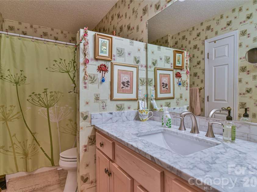 13 Silver Place, Black Mountain, NC 28711.  MLS# CAR4382808, YatesRealty ID 24890. Primary En Suite Bathroom