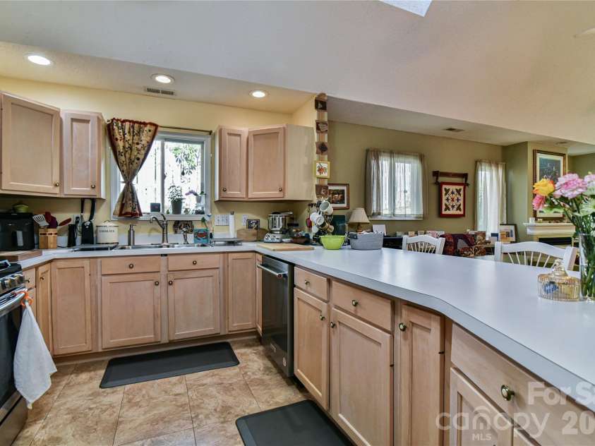 13 Silver Place, Black Mountain, NC 28711.  MLS# CAR4382808, YatesRealty ID 24890. So Much Counter Space