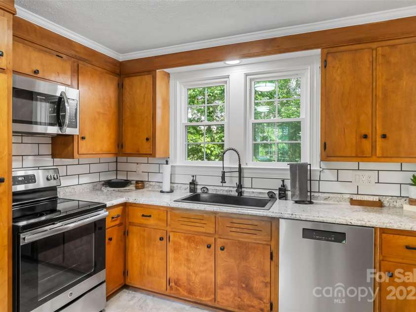 302 White Street, Morganton, NC 28655.  MLS# CAR4271215, YatesRealty ID 24890. 