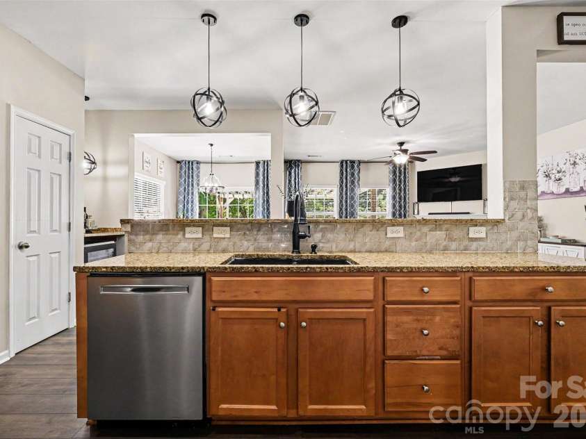 10103 Caldwell Forest Drive, Charlotte, NC 28213.  MLS# CAR4382156, YatesRealty ID 24893. 