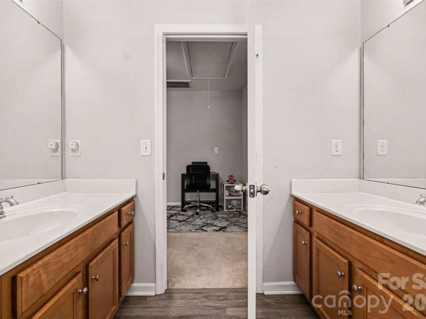 10103 Caldwell Forest Drive, Charlotte, NC 28213.  MLS# CAR4382156, YatesRealty ID 24893. 