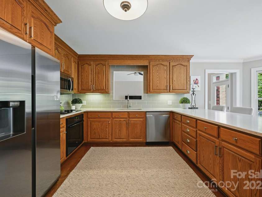 4824 Waxhaw Farms Road, Waxhaw, NC 28173.  MLS# CAR4270234, YatesRealty ID 24893. The layout of this Kitchen is simply fabulous! It's so easy to share in conversations when entertaining!