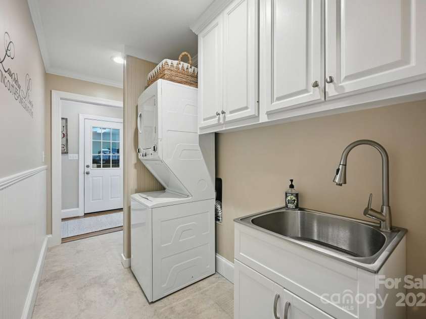 4824 Waxhaw Farms Road, Waxhaw, NC 28173.  MLS# CAR4270234, YatesRealty ID 24893. This is your well-designed Laundry Room!