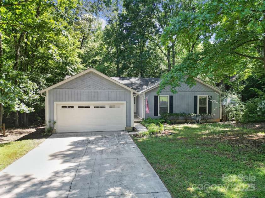 8416 Rittenhouse Circle, Charlotte, NC 28270.  MLS# CAR4273767, YatesRealty ID 24895. 