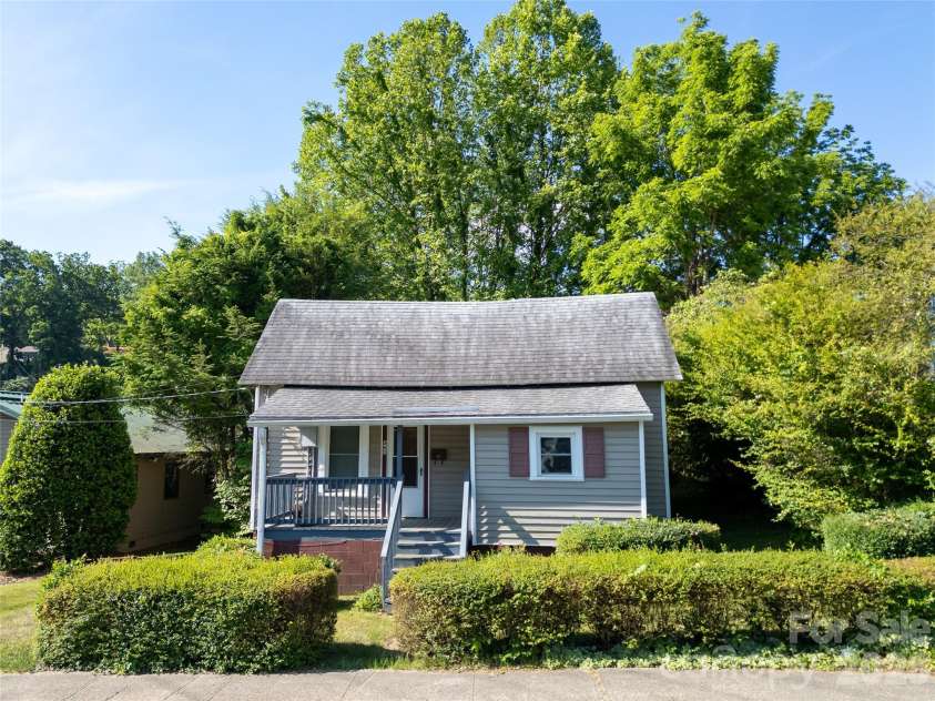 462 Walnut Street, Waynesville, NC 28786.  MLS# CAR4384922, YatesRealty ID 24896. 