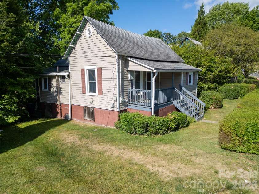 462 Walnut Street, Waynesville, NC 28786.  MLS# CAR4384922, YatesRealty ID 24896. 