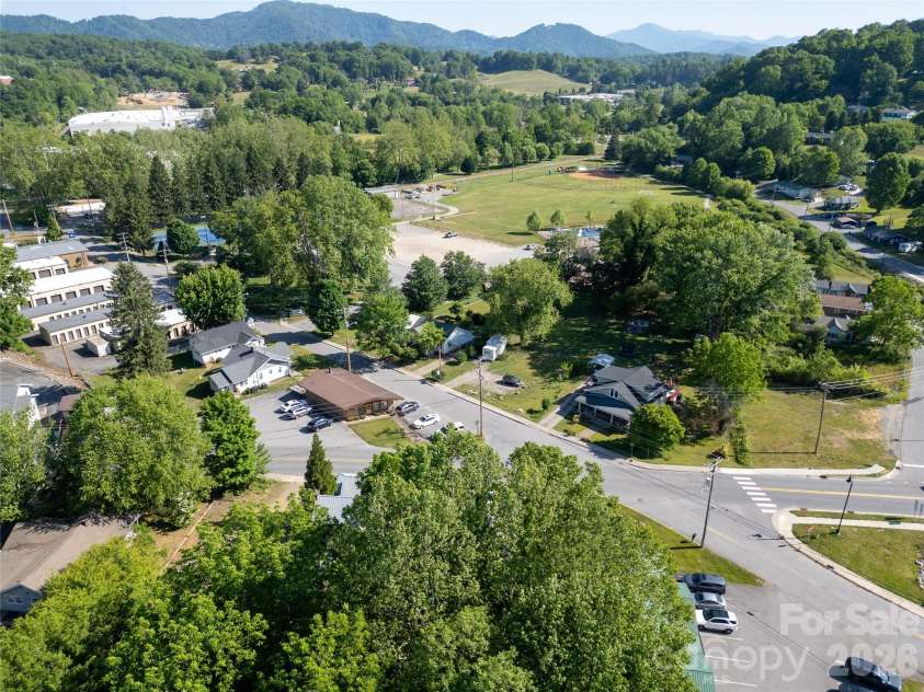 462 Walnut Street, Waynesville, NC 28786.  MLS# CAR4384922, YatesRealty ID 24896. 