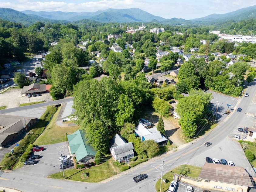 462 Walnut Street, Waynesville, NC 28786.  MLS# CAR4384922, YatesRealty ID 24896. 