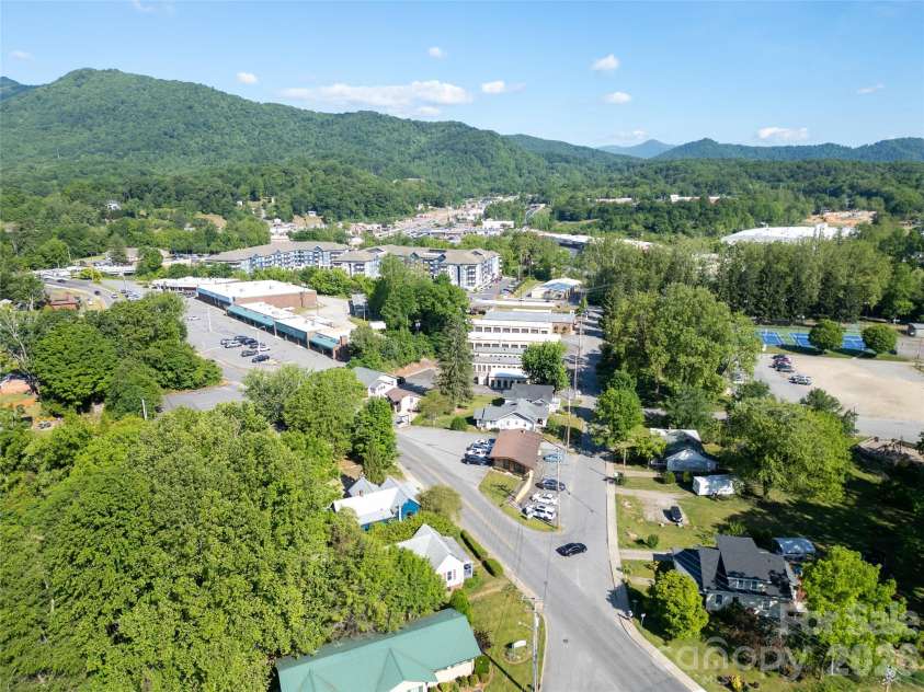 462 Walnut Street, Waynesville, NC 28786.  MLS# CAR4384922, YatesRealty ID 24896. 