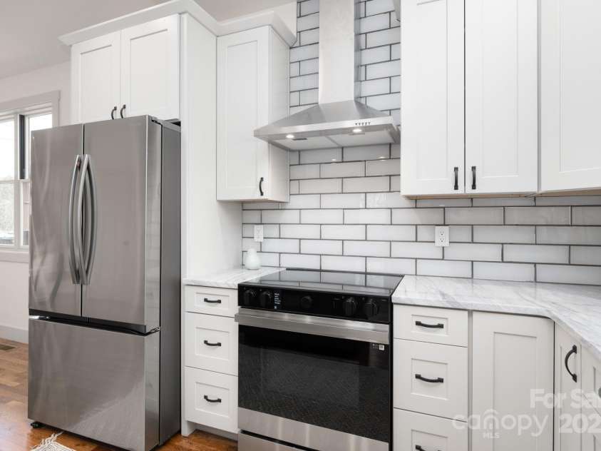 88 Pershing Road, Asheville, NC 28805.  MLS# CAR4204009, YatesRealty ID 24896. Custom Tile Backsplash