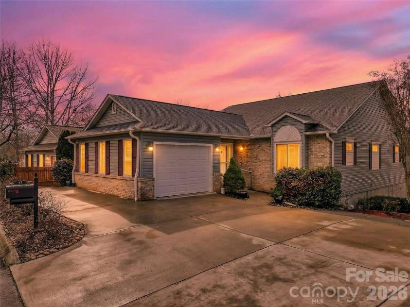 17 Driver Court, Hendersonville, NC 28739.  MLS# CAR4346036, YatesRealty ID 24897. 