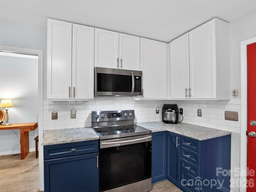 17 Driver Court, Hendersonville, NC 28739.  MLS# CAR4346036, YatesRealty ID 24897. 