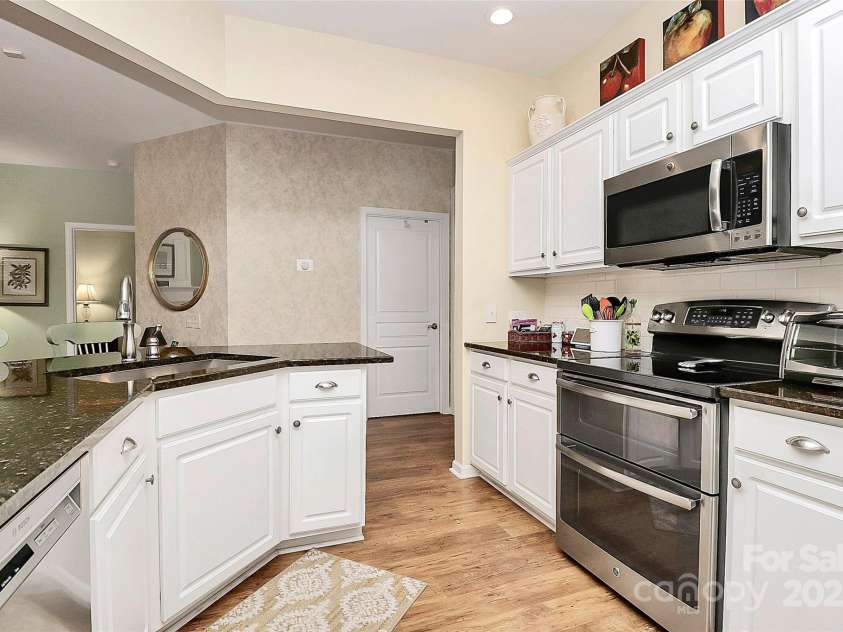 9119 Gander Drive, Charlotte, NC 28277.  MLS# CAR4222064, YatesRealty ID 24899. Kitchen