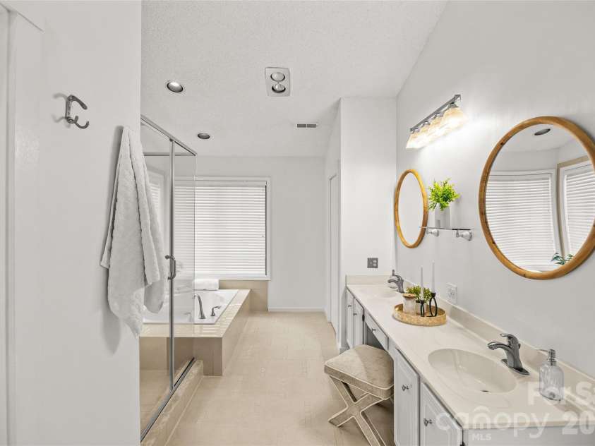 9562 Hunting Court, Matthews, NC 28105.  MLS# CAR4342308, YatesRealty ID 24903. 
