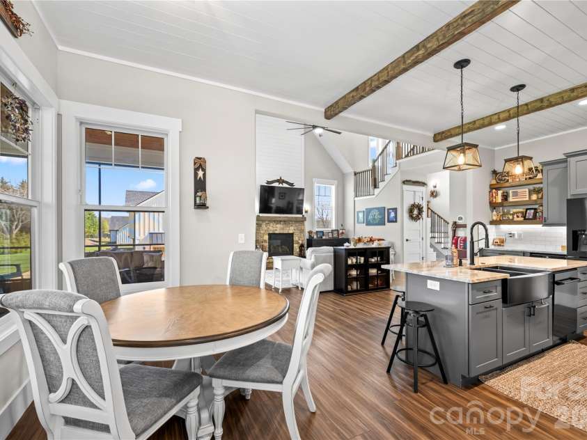 122 Wintercress Drive, Mills River, NC 28759.  MLS# CAR4361949, YatesRealty ID 24904. Breakfast Nook