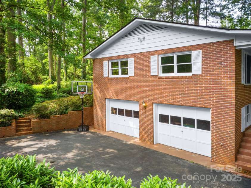 251 Sherwood Lane, Hendersonville, NC 28791.  MLS# CAR4266168, YatesRealty ID 24904. 