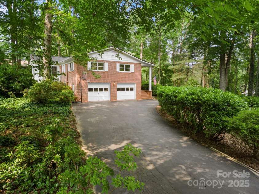 251 Sherwood Lane, Hendersonville, NC 28791.  MLS# CAR4266168, YatesRealty ID 24904. 