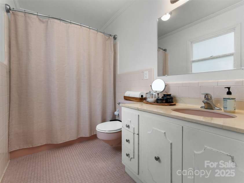 251 Sherwood Lane, Hendersonville, NC 28791.  MLS# CAR4266168, YatesRealty ID 24904. Primary Full Bathroom