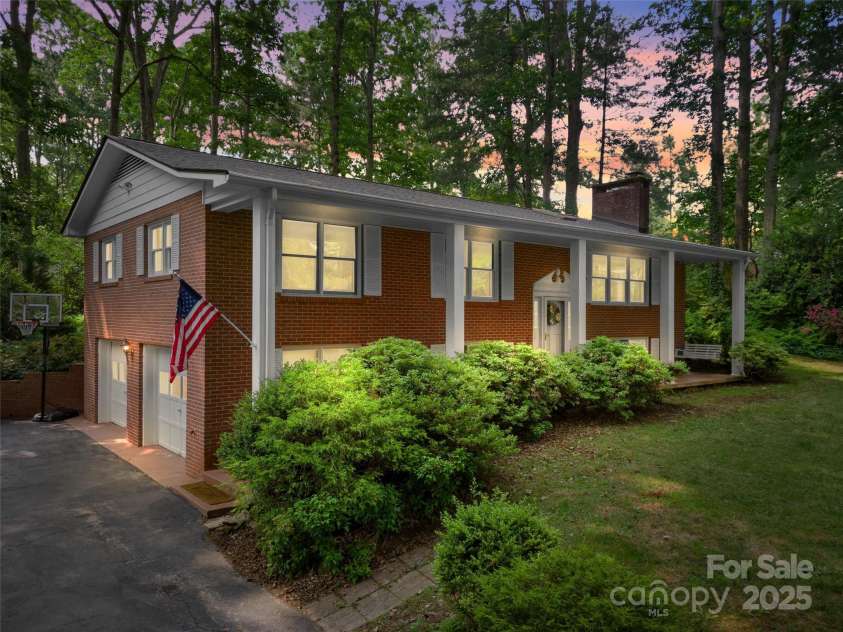 251 Sherwood Lane, Hendersonville, NC 28791.  MLS# CAR4266168, YatesRealty ID 24904. Welcome to 251 Sherwood Lane!