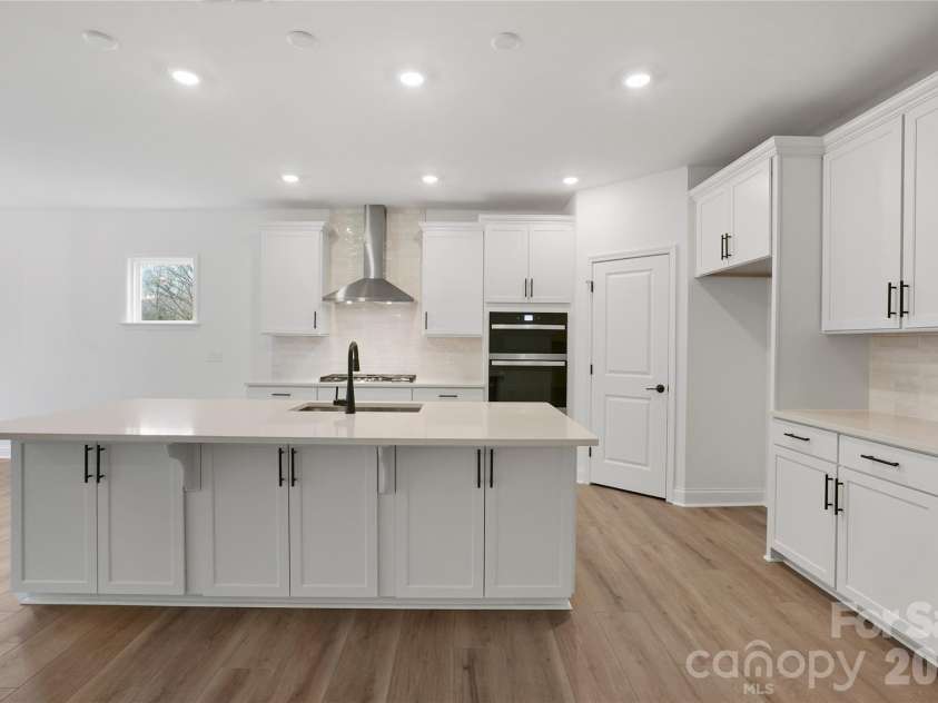2024 Waxhaw Crossing Drive, Waxhaw, NC 28173.  MLS# CAR4325572, YatesRealty ID 24905. Kitchen