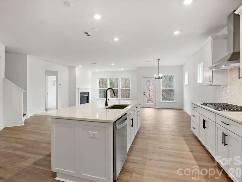 2024 Waxhaw Crossing Drive, Waxhaw, NC 28173.  MLS# CAR4325572, YatesRealty ID 24905. Kitchen