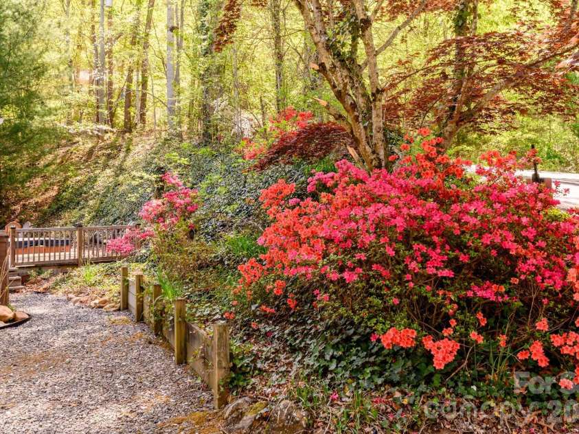 42 Bushwald Lane, Swannanoa, NC 28778.  MLS# CAR4369752, YatesRealty ID 24907. 