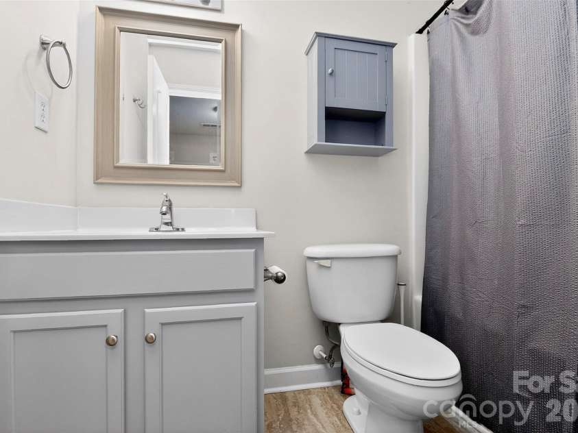 12825 Windy Lea Lane, Huntersville, NC 28078.  MLS# CAR4370733, YatesRealty ID 24909. Full bathroom