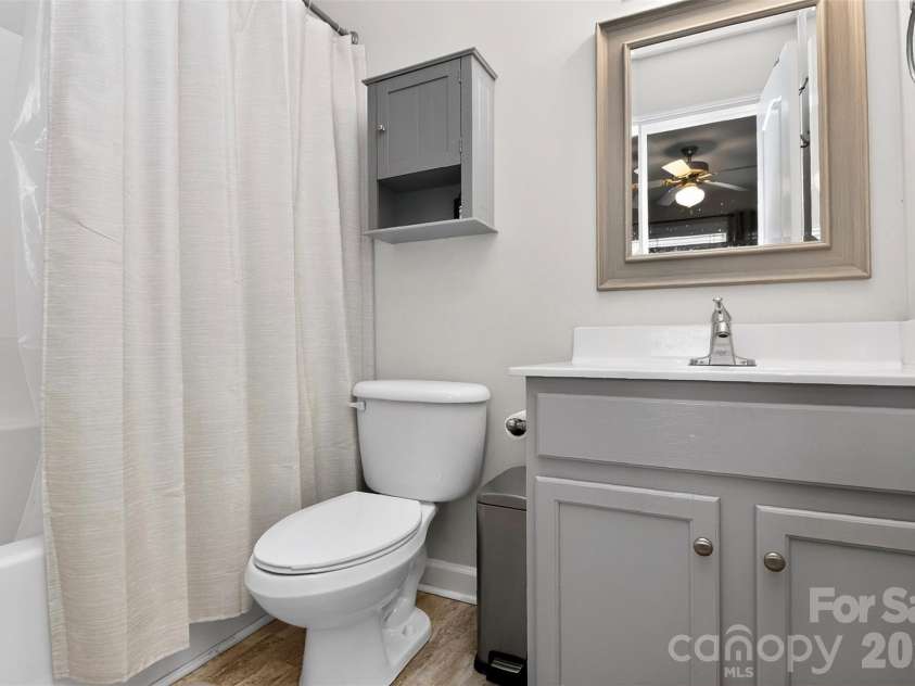 12825 Windy Lea Lane, Huntersville, NC 28078.  MLS# CAR4370733, YatesRealty ID 24909. Full bathroom