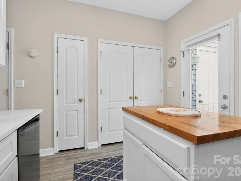 12825 Windy Lea Lane, Huntersville, NC 28078.  MLS# CAR4370733, YatesRealty ID 24909. Kitchen island
