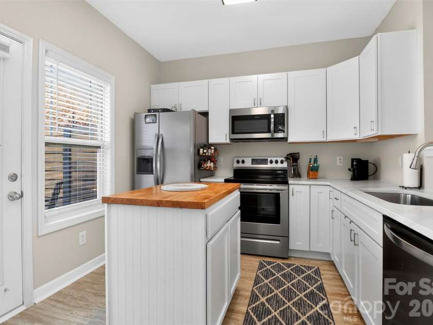 12825 Windy Lea Lane, Huntersville, NC 28078.  MLS# CAR4370733, YatesRealty ID 24909. Renovated kitchen