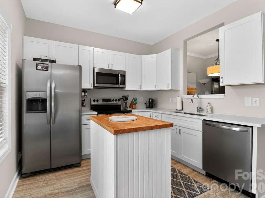 12825 Windy Lea Lane, Huntersville, NC 28078.  MLS# CAR4370733, YatesRealty ID 24909. Renovated kitchen