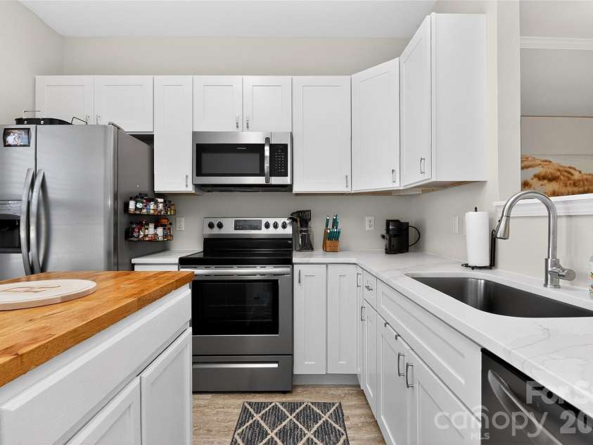 12825 Windy Lea Lane, Huntersville, NC 28078.  MLS# CAR4370733, YatesRealty ID 24909. Renovated kitchen