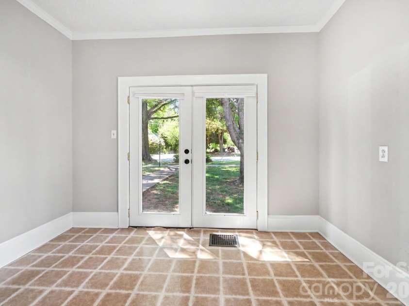 503 Broad Street, Statesville, NC 28677.  MLS# CAR4382291, YatesRealty ID 24911. 
