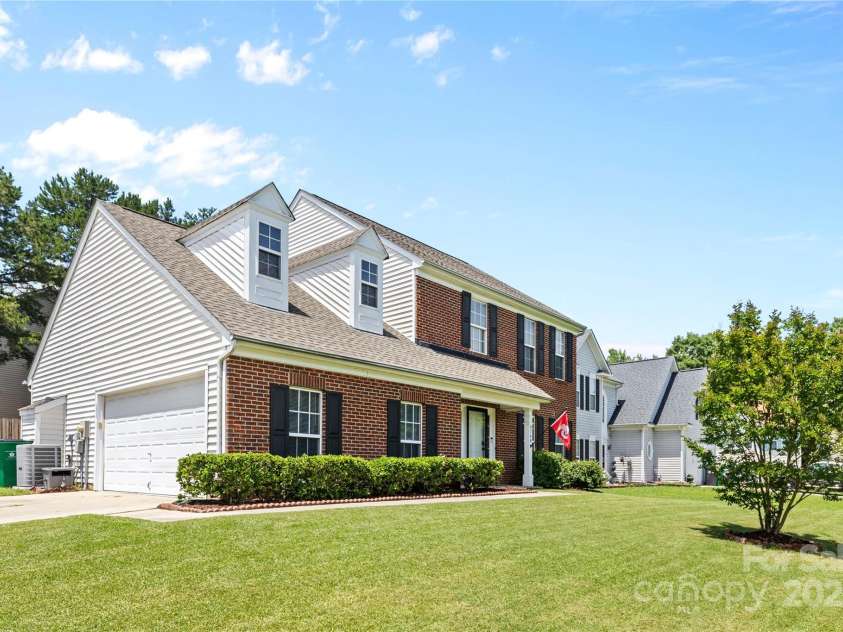 9746 Holly Park Drive, Charlotte, NC 28214.  MLS# CAR4278326, YatesRealty ID 24911. 