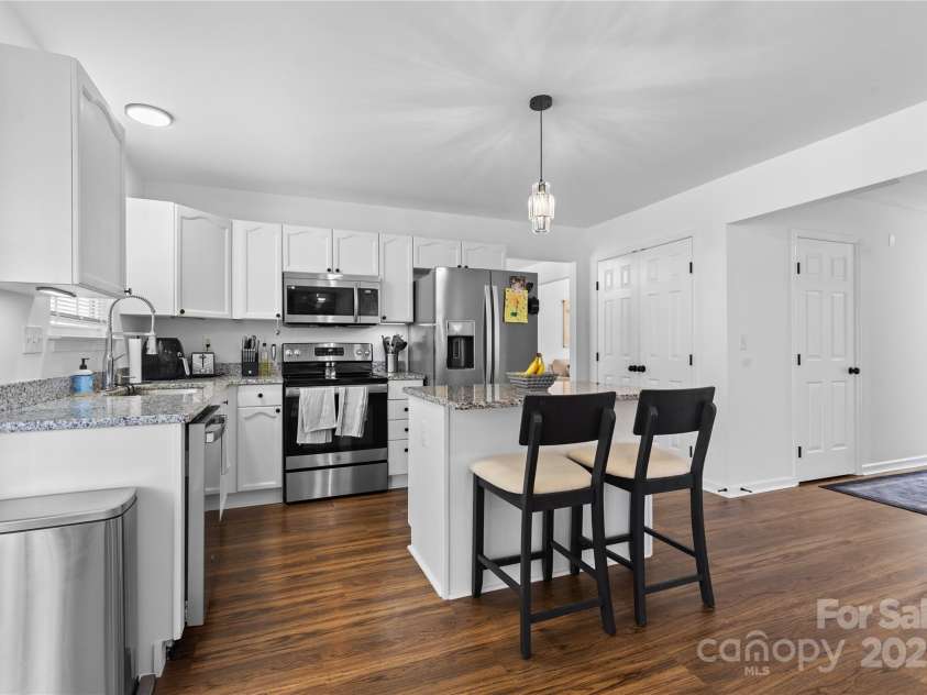 9746 Holly Park Drive, Charlotte, NC 28214.  MLS# CAR4278326, YatesRealty ID 24911. 