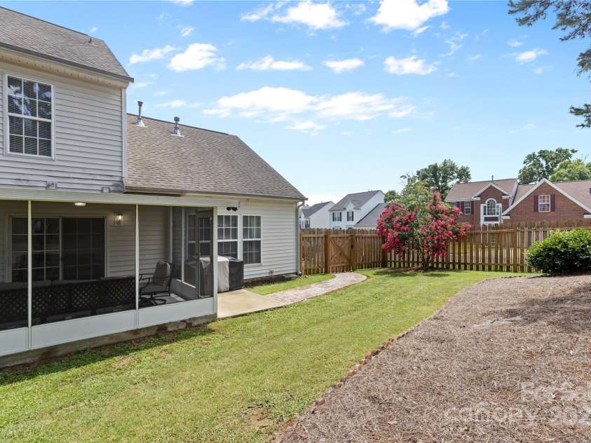 9746 Holly Park Drive, Charlotte, NC 28214.  MLS# CAR4278326, YatesRealty ID 24911. 