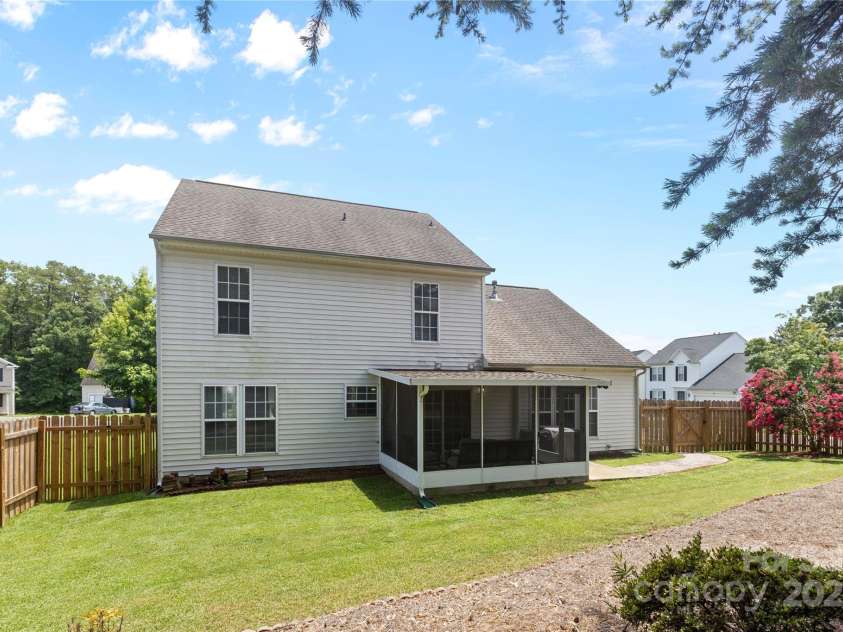 9746 Holly Park Drive, Charlotte, NC 28214.  MLS# CAR4278326, YatesRealty ID 24911. 