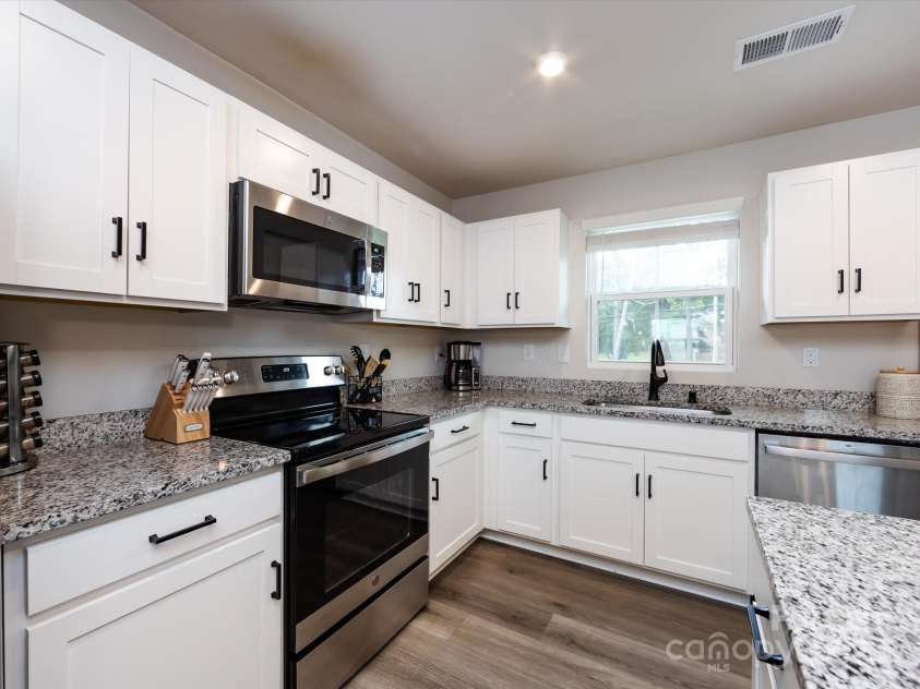 2059 Langer Street, Charlotte, NC 28214.  MLS# CAR4277986, YatesRealty ID 24913. Kitchen