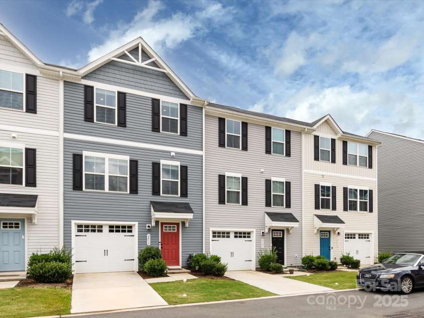 2059 Langer Street, Charlotte, NC 28214.  MLS# CAR4277986, YatesRealty ID 24913. Welcome Home!